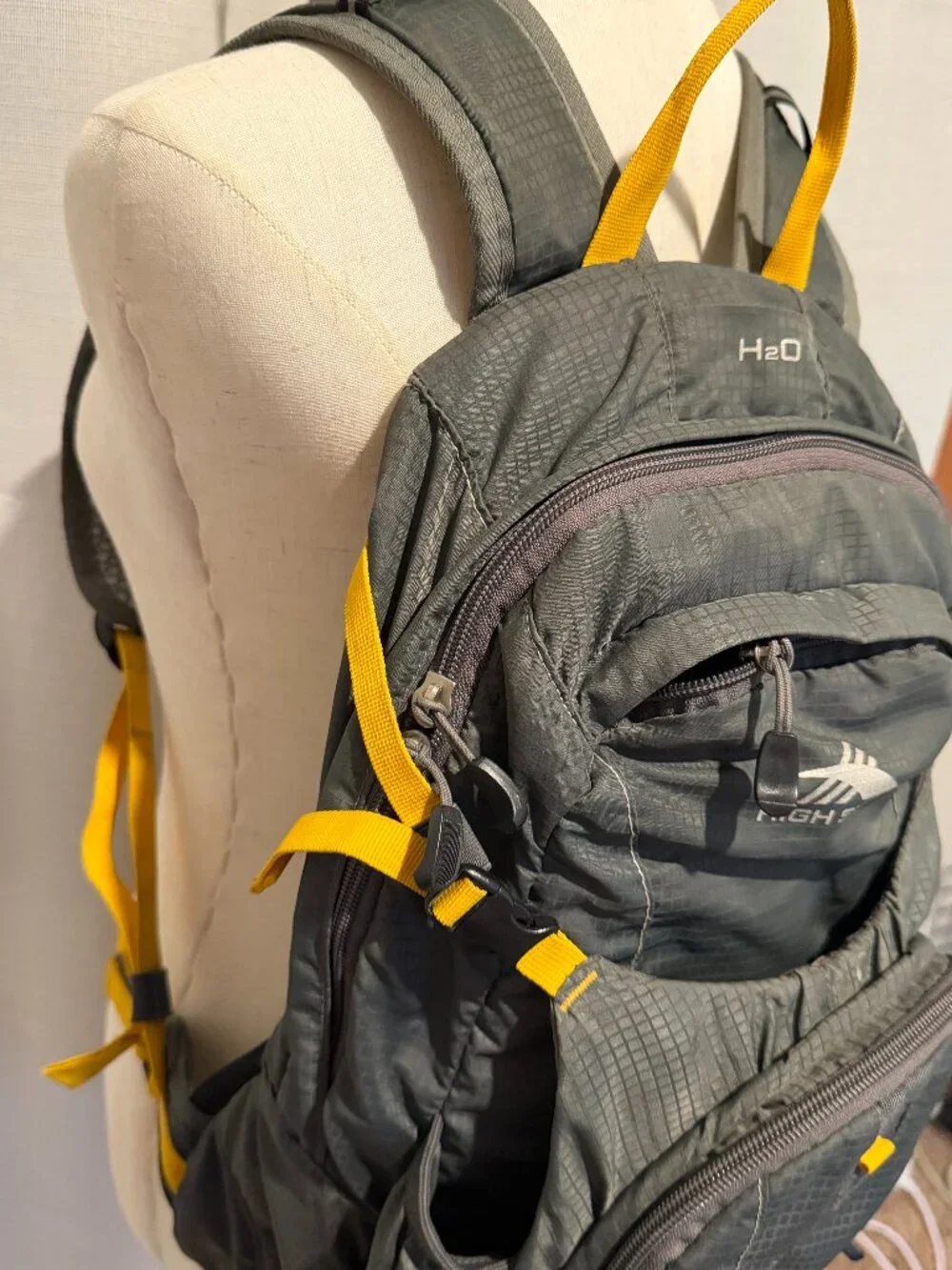 High Sierra Hydration Backpack Daypack Gray Gold Outdoor Hiking Travel